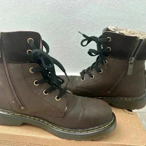 Dr. MARTENS WOMEN'S FUR LINED LACE UP BOOTS Dark Brown SIZE: 5 - Picture 4 of 14